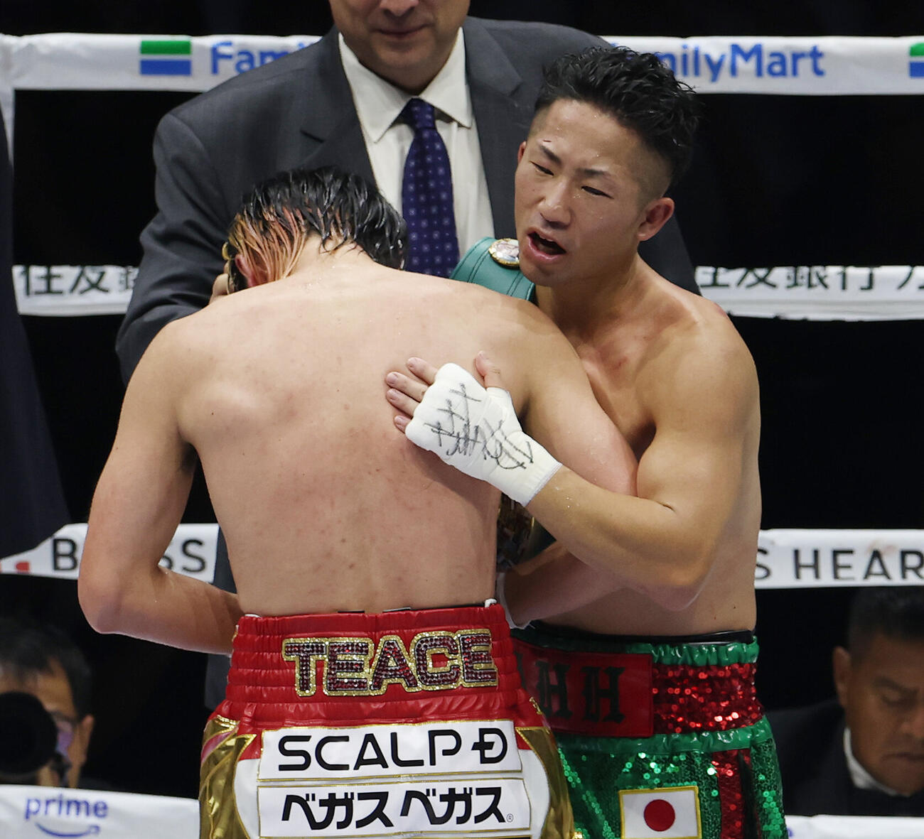 那須川天心（手前）に判定勝ちし健闘をたたえ合う井上拓真（撮影・宮地輝）