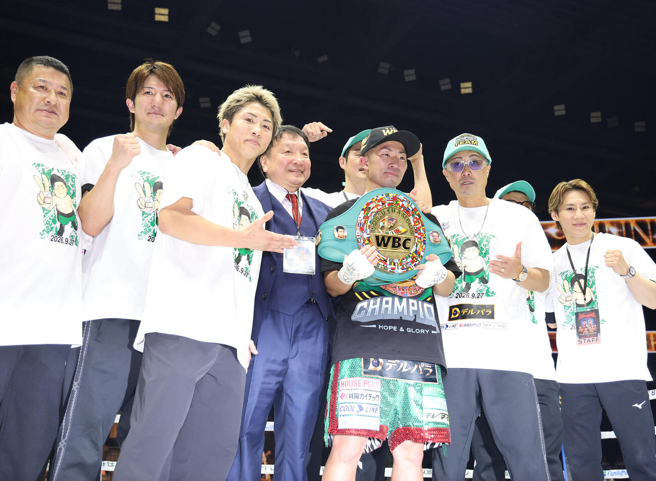 試合後、写真に納まる井上拓真（左から5人目）ら（撮影・河田真司）