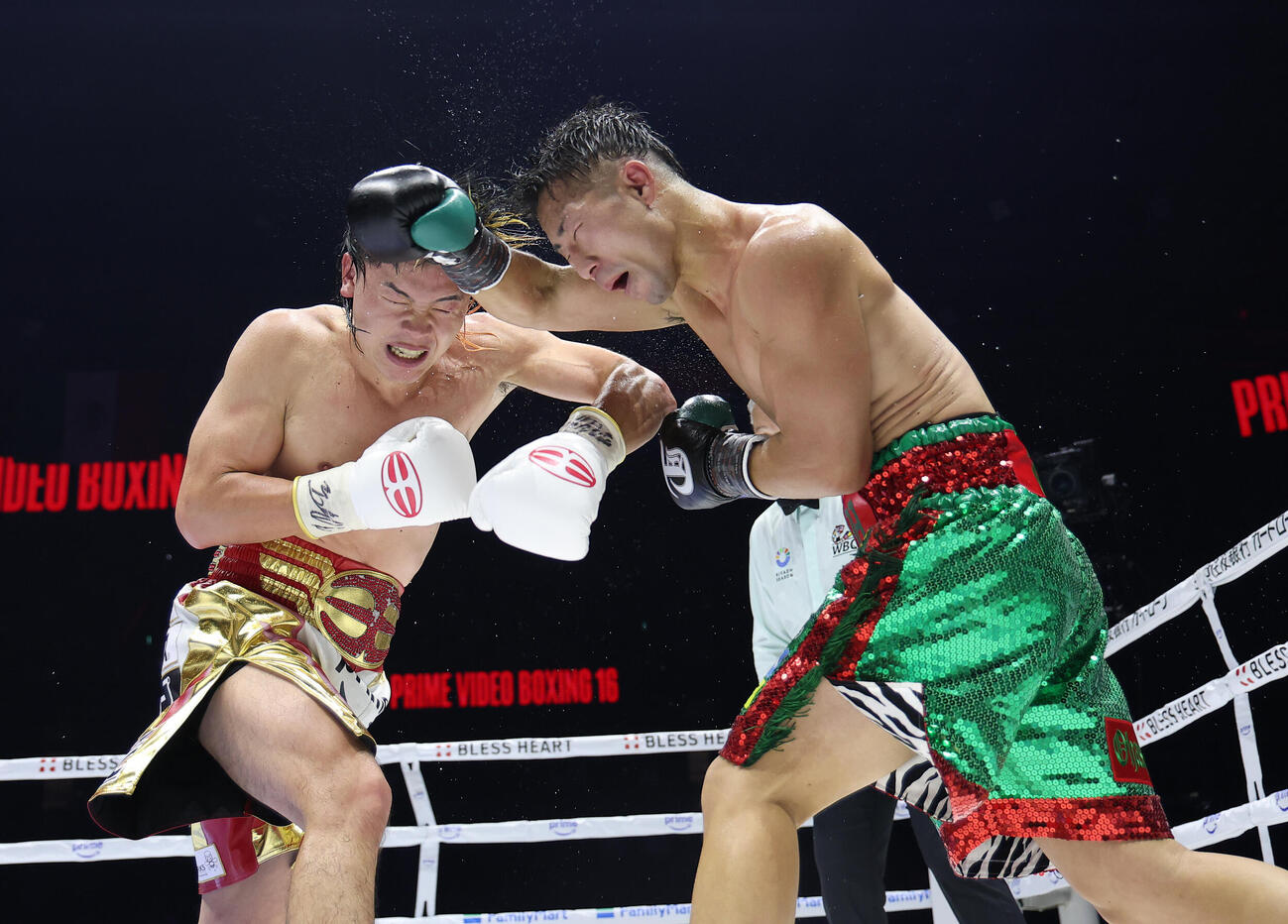 9回、打ち合う井上拓真（右）と那須川天心（撮影・河田真司）
