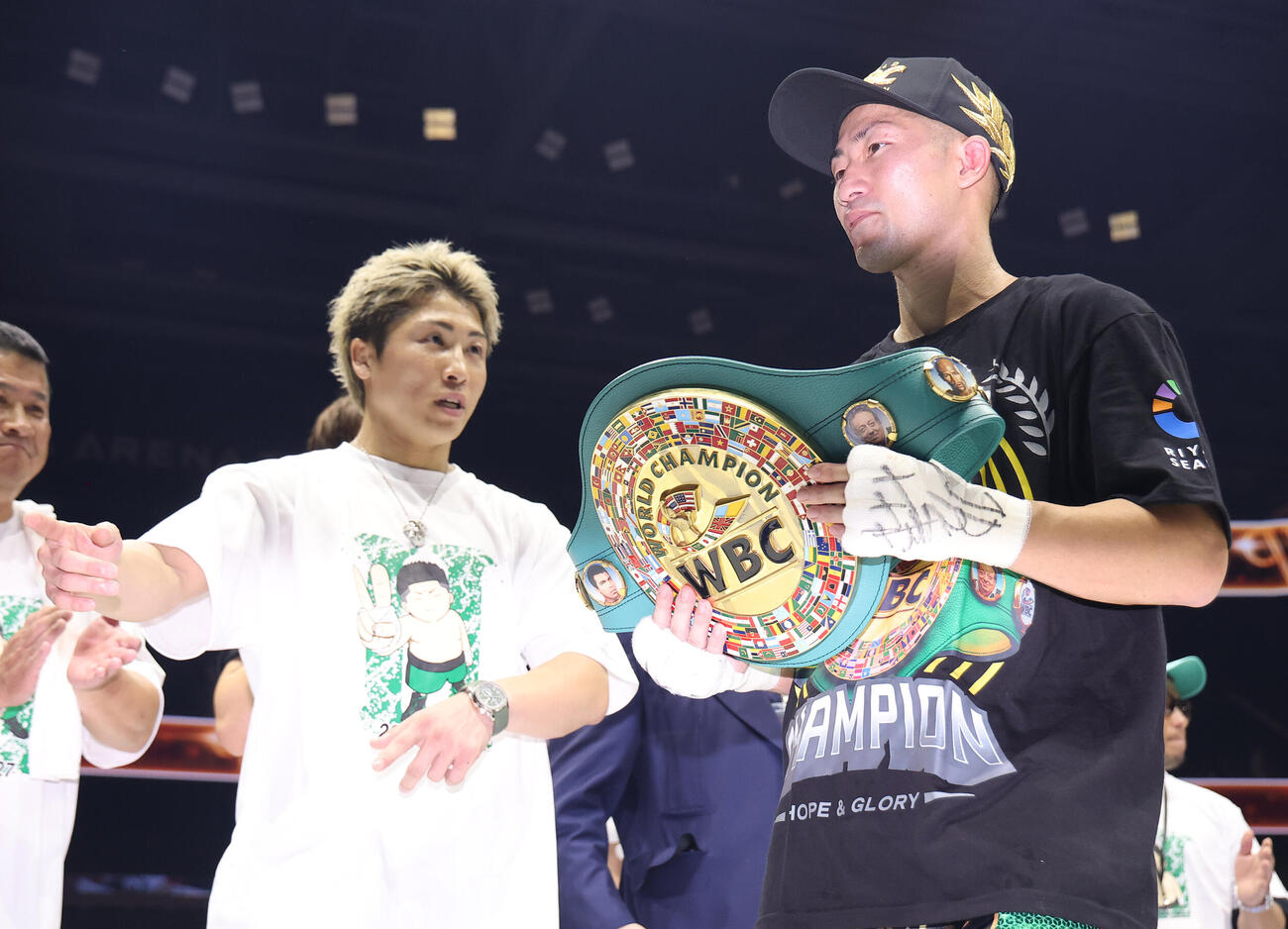 試合後、ベルトを手にする井上拓真（右）。左は兄の尚弥（撮影・河田真司）