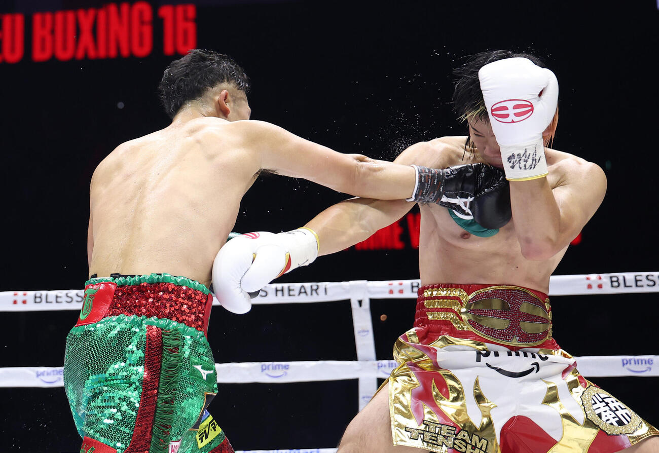 4回、那須川天心（右）にパンチを放つ井上拓真（撮影・河田真司）