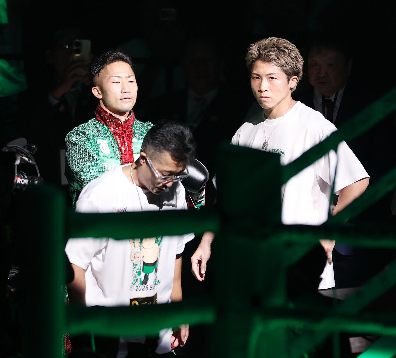 兄尚弥（右）と入場する井上拓真（撮影・宮地輝）