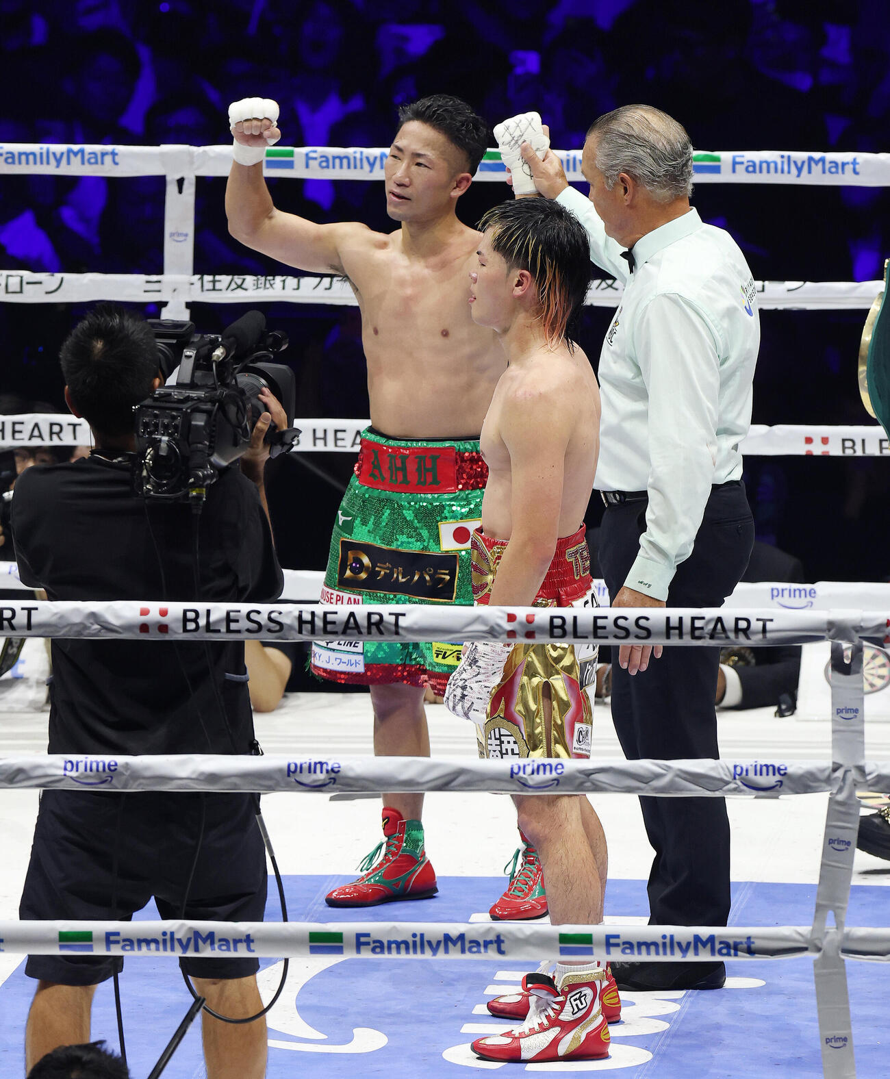 那須川天心（手前）に判定勝ちした井上拓真（撮影・宮地輝）