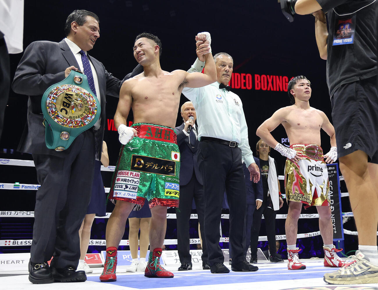 12回判定勝ちで那須川天心（右端）に勝利した井上拓真（撮影・河田真司）