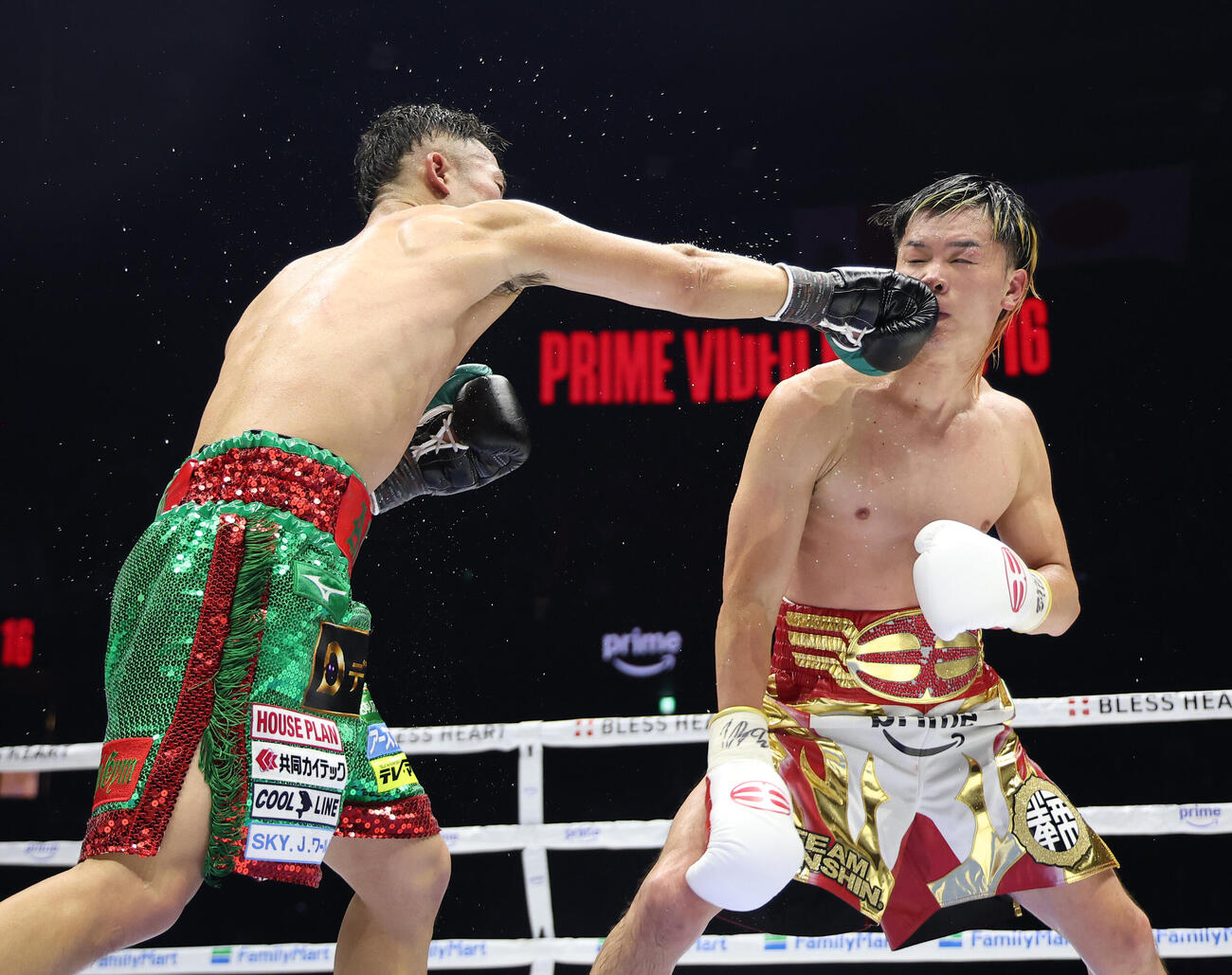 12回、那須川天心（右）に右ストレートを放つ井上拓真（撮影・河田真司）