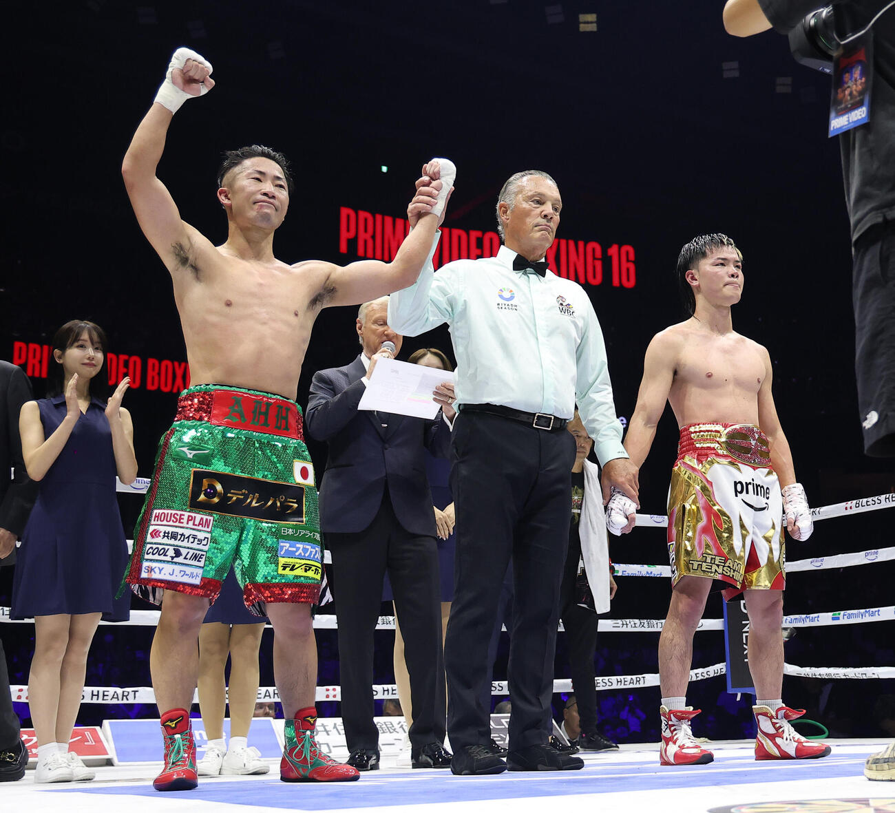 12回判定勝ちで那須川天心（右）に勝利した井上拓真（撮影・河田真司）