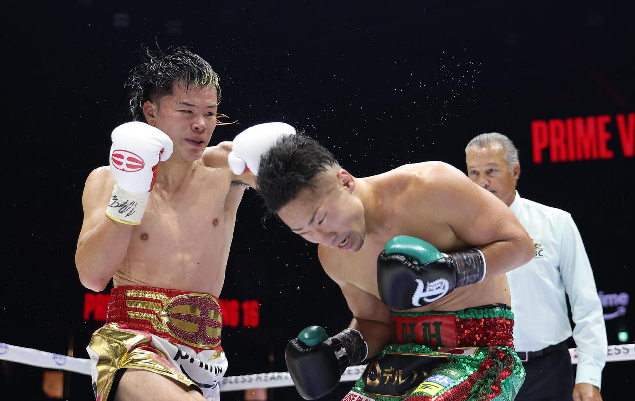 6回、井上拓真（右）にパンチを放つ那須川天心（撮影・河田真司）