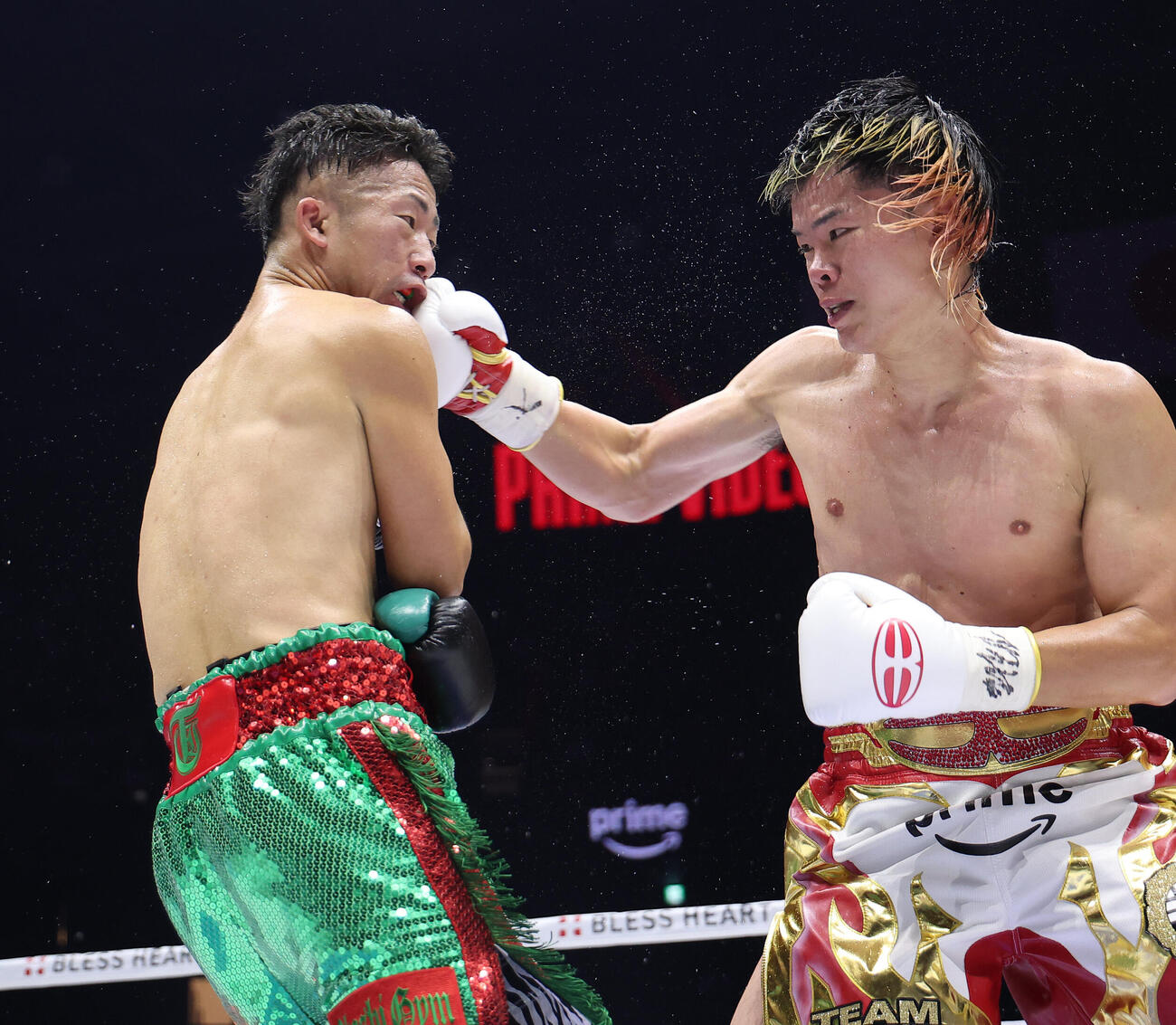 5回、井上拓真（左）にパンチを放つ那須川天心（撮影・河田真司）