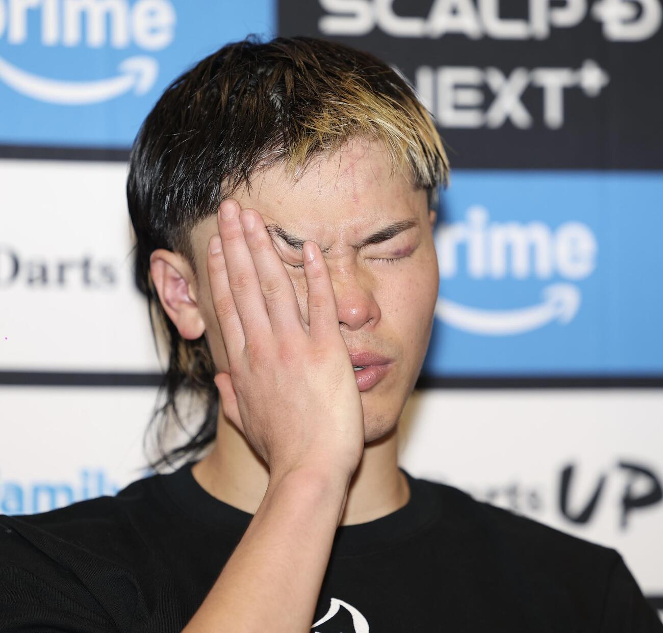 試合後の取材に応じる那須川天心（撮影・河田真司）