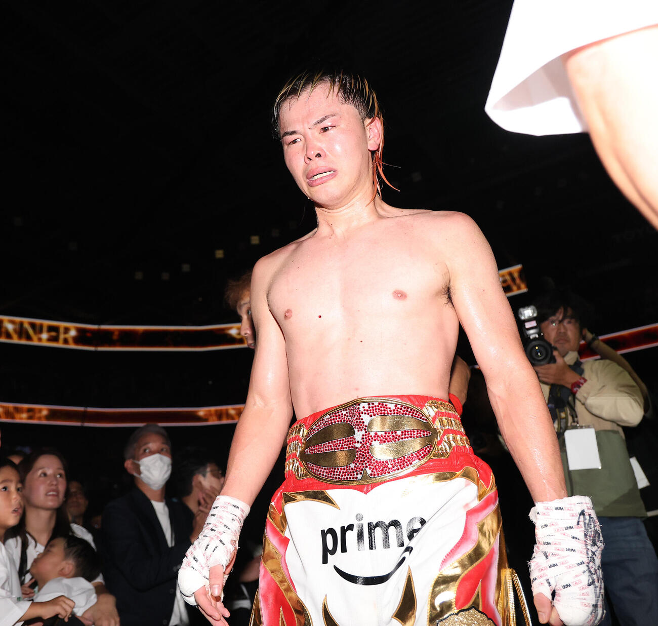 井上拓真に12回判定負けを喫し、厳しい表情で引き揚げる那須川天心（撮影・河田真司）