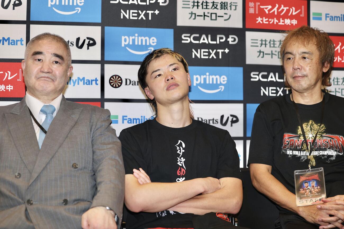 試合後の取材に応じる那須川天心（中央）（撮影・河田真司）