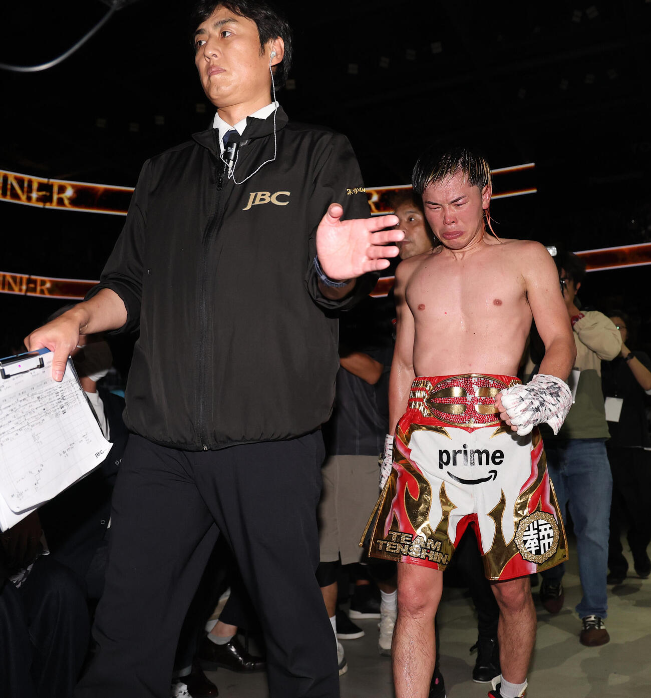 井上拓真に12回判定負けを喫し、厳しい表情で引き揚げる那須川天心（右）（撮影・河田真司）