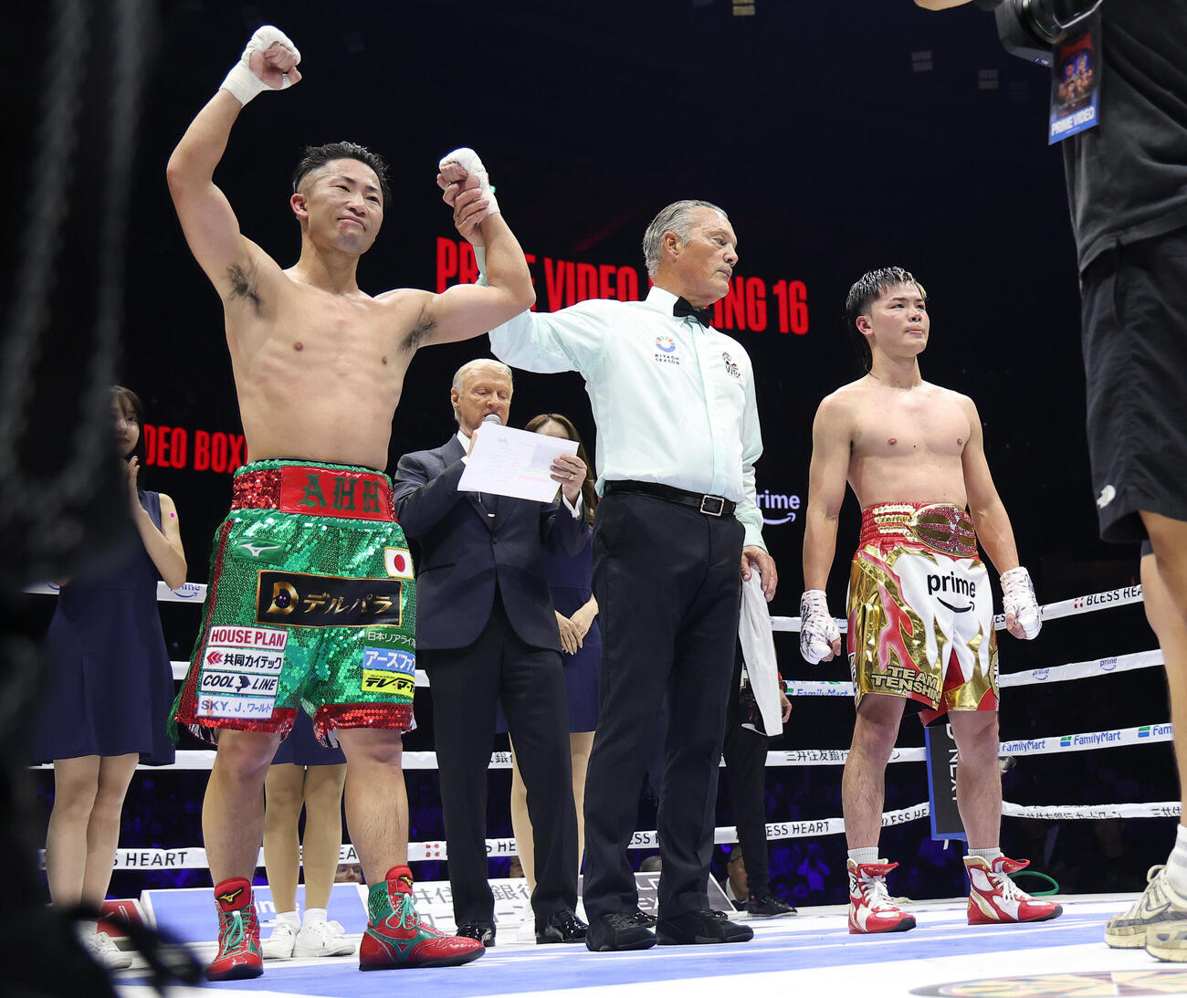 12回判定勝ちで那須川天心（右）に勝利した井上拓真（撮影・河田真司）