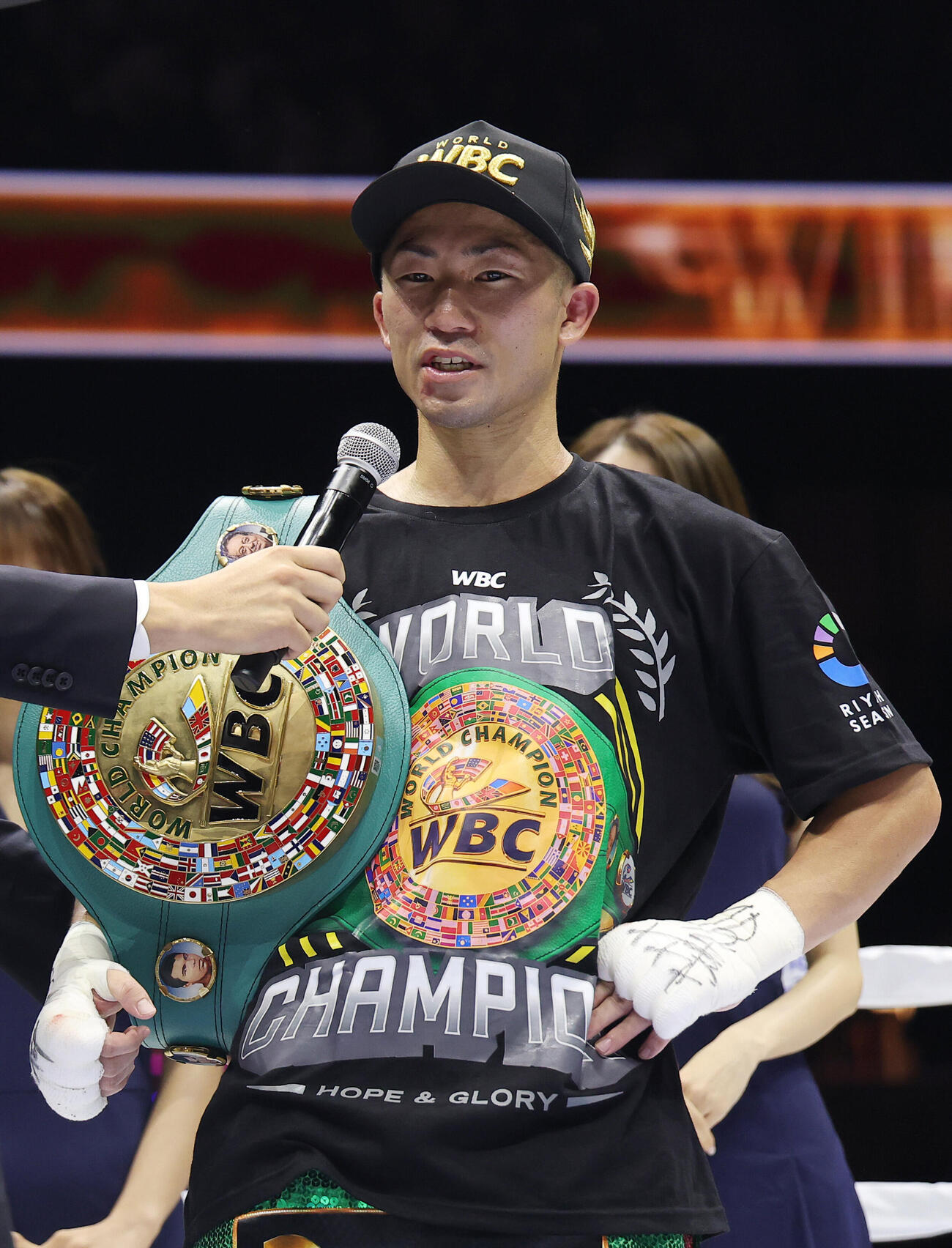 試合後、インタビューを受ける井上拓真（撮影・河田真司）