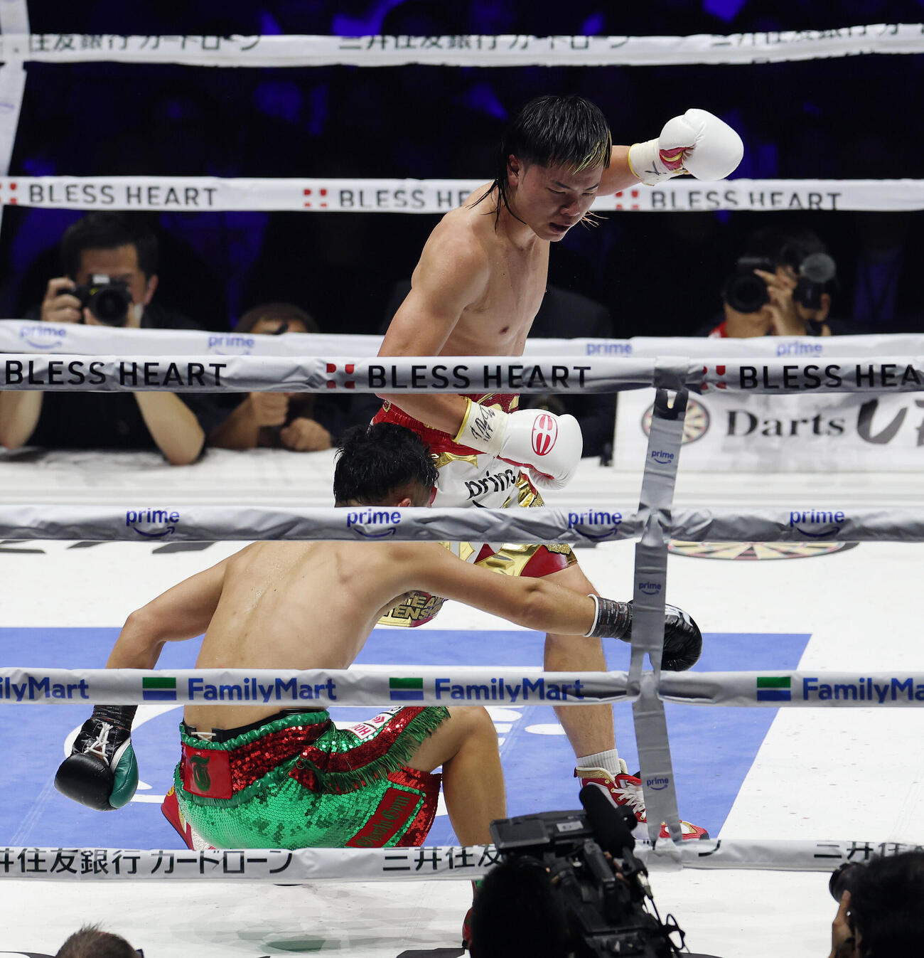 7回、井上拓真（手前）からダウンを奪いガッツポーズする那須川天心（撮影・宮地輝）
