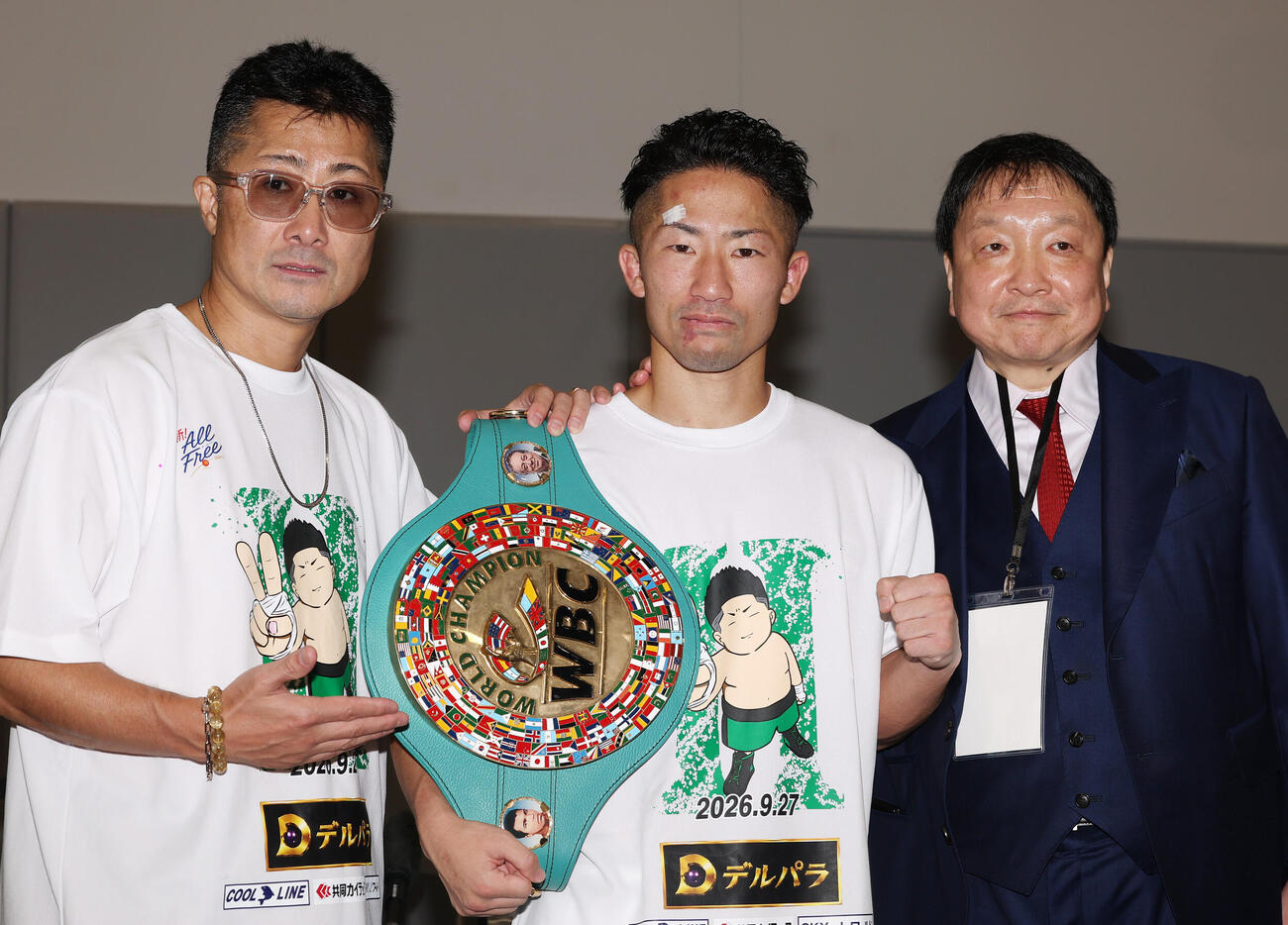 会見後、写真に納まる井上拓真（中央）。右は大橋秀行会長、左は父の真吾トレーナー（撮影・河田真司）
