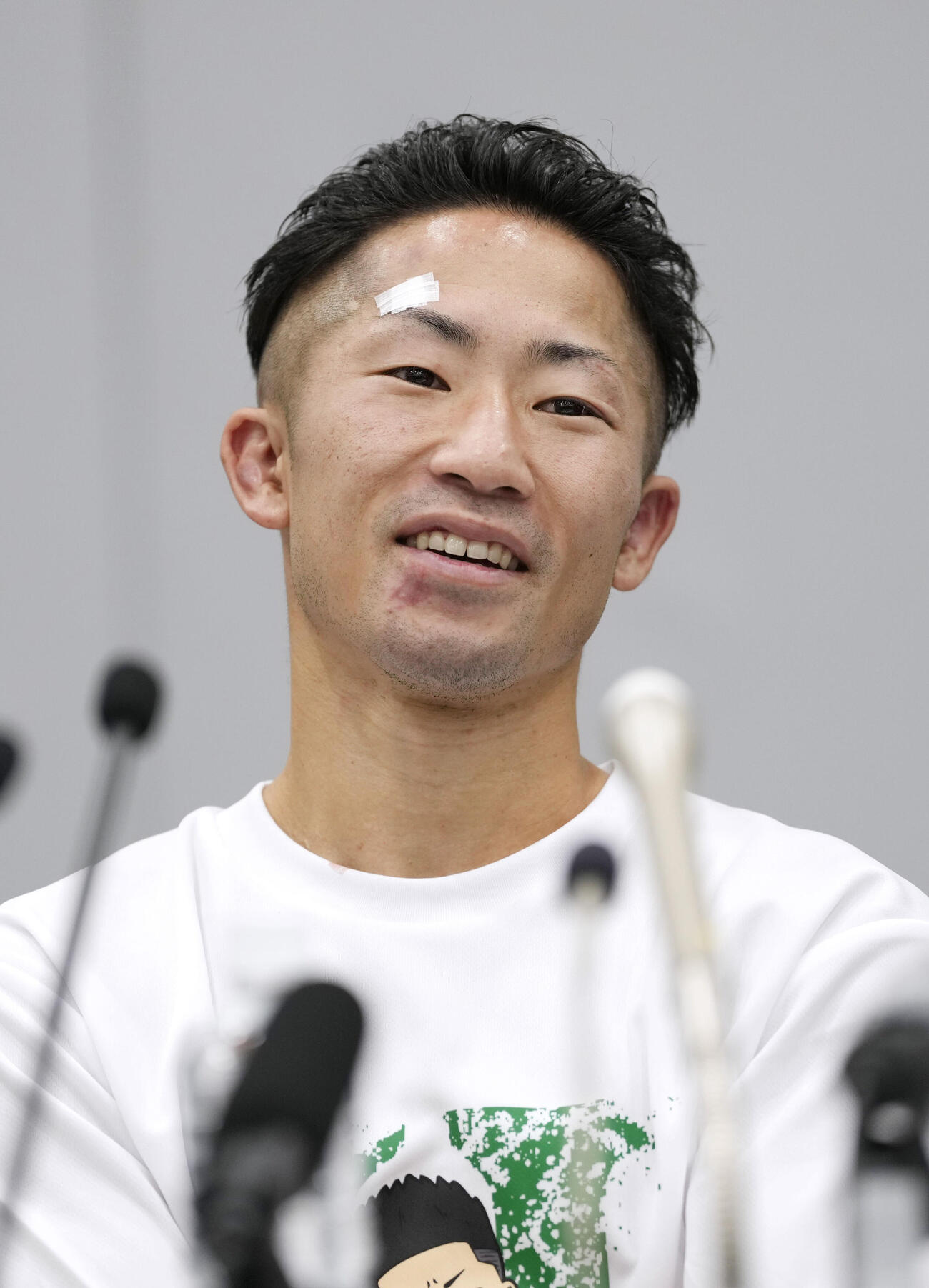 那須川天心に判定勝ちし、記者会見する井上拓真（共同）