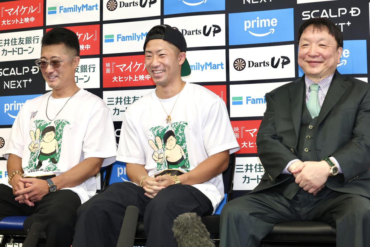 那須川天心戦から一夜明け、笑顔を見せる父の真吾トレーナー（左）、井上拓真（中央）、大橋秀行会長（撮影・宮地輝）