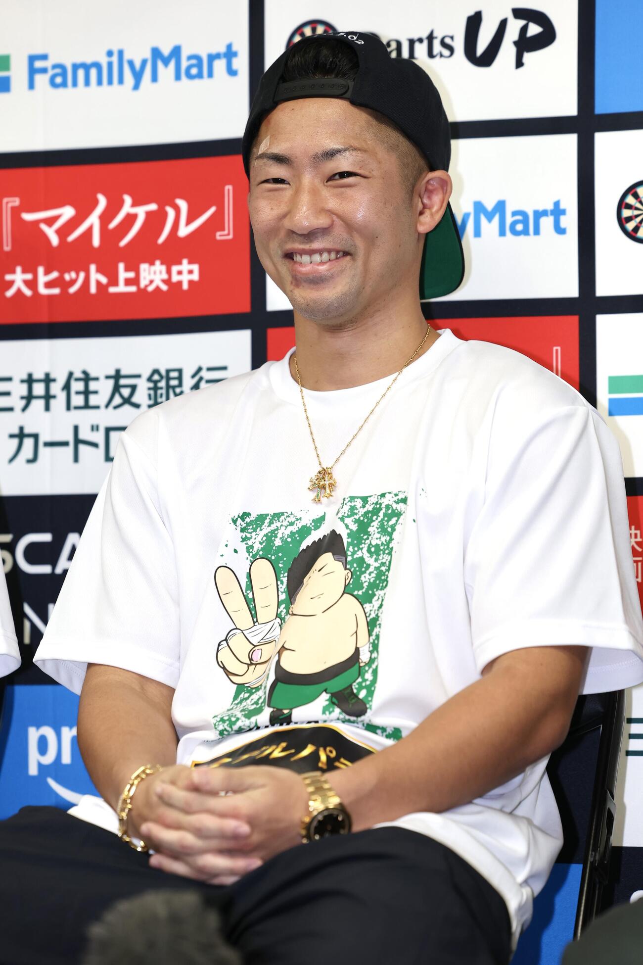 那須川天心戦から一夜明け、笑顔を見せる井上拓真（撮影・宮地輝）