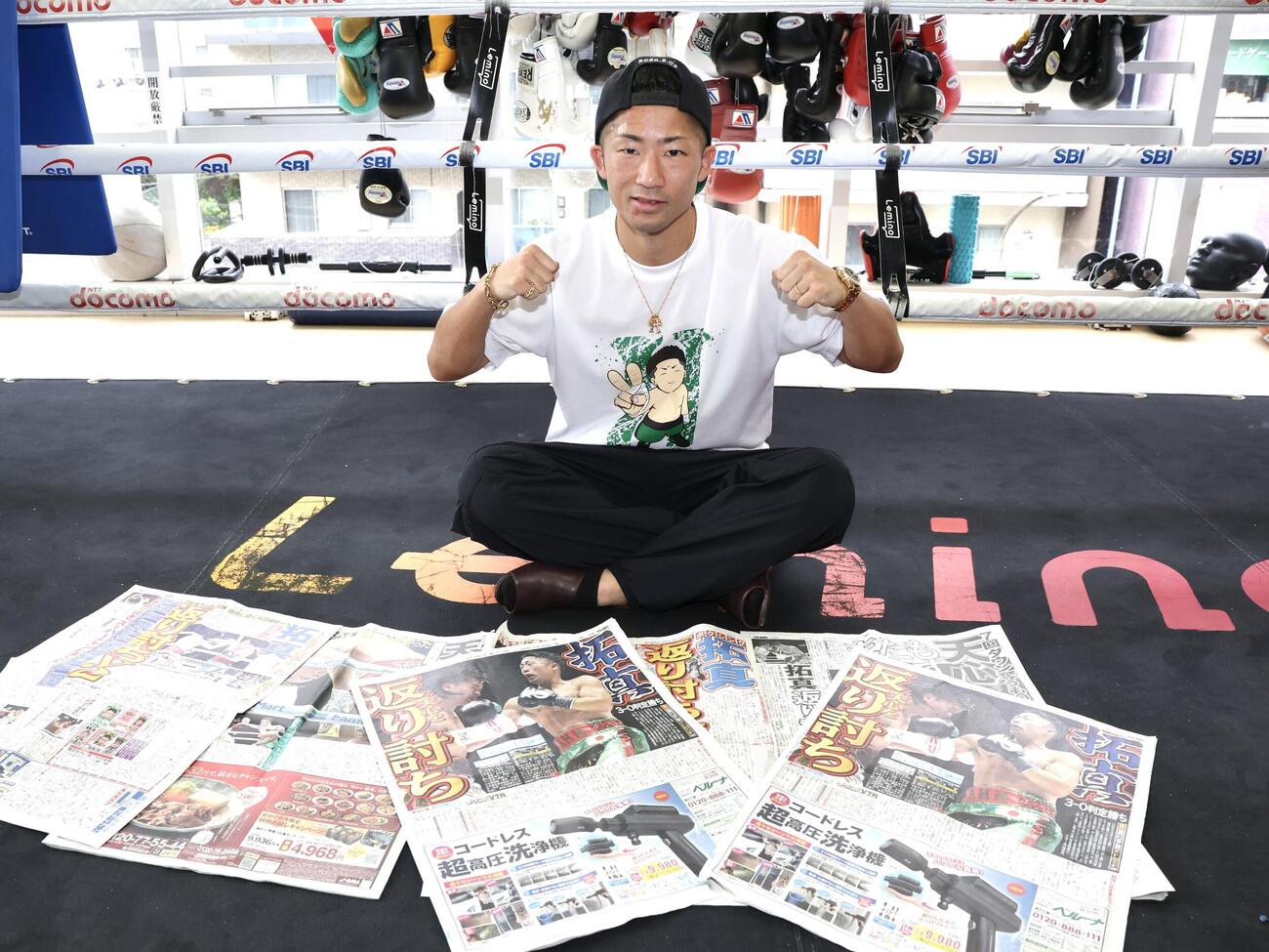 那須川天心戦から一夜明け、試合を報じる本紙らとポーズを決める井上拓真（撮影・宮地輝）