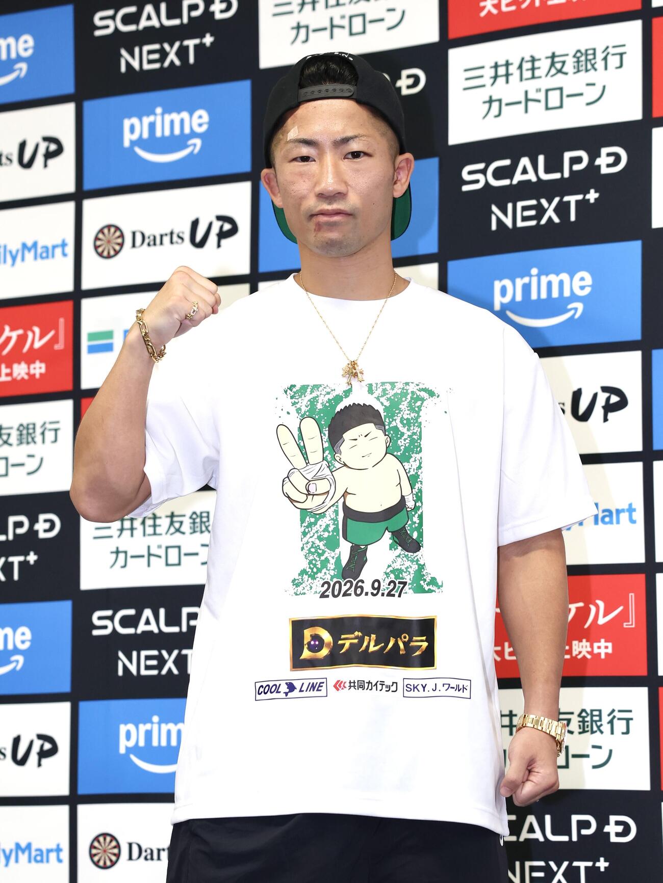 那須川天心戦から一夜明け、笑顔でポーズを決める井上拓真（撮影・宮地輝）