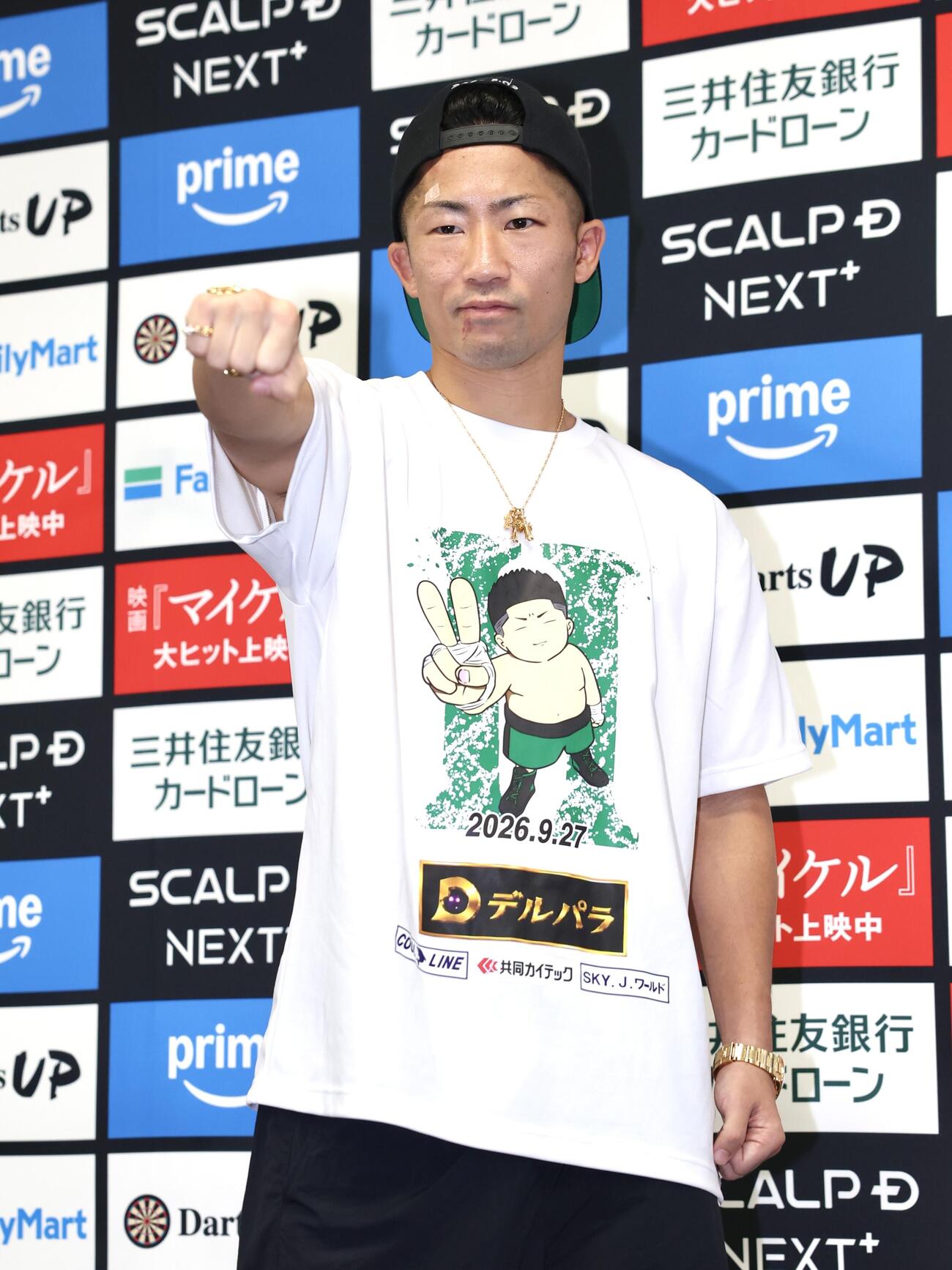 那須川天心戦から一夜明け、笑顔でポーズを決める井上拓真（撮影・宮地輝）