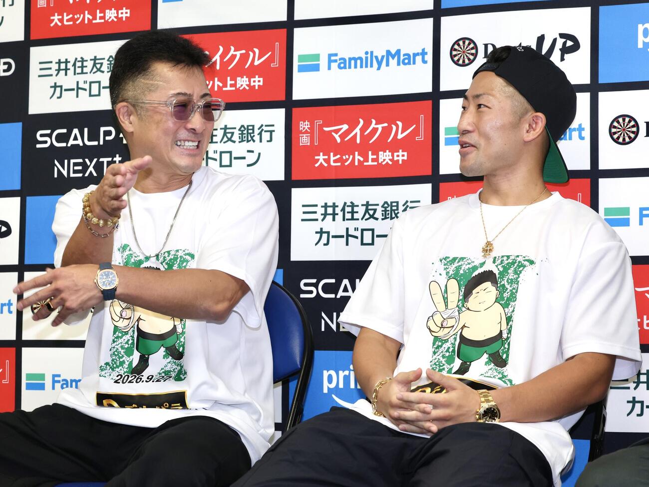 那須川天心戦から一夜明け、父の真吾トレーナー（左）と笑顔を見せる井上拓真（撮影・宮地輝）