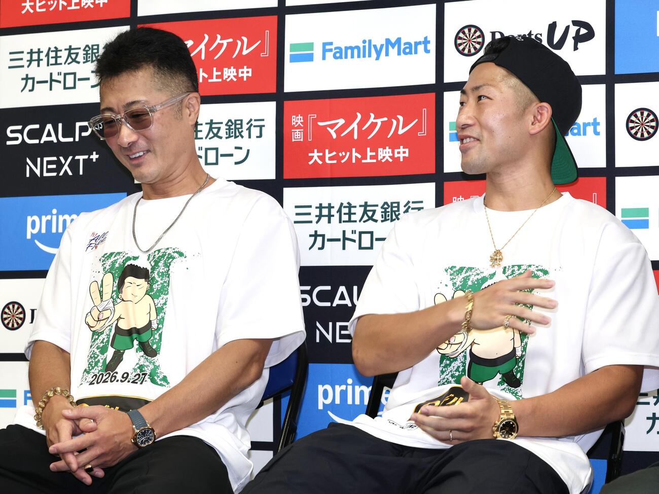 那須川天心戦から一夜明け、父の真吾トレーナー（左）と笑顔を見せる井上拓真（撮影・宮地輝）