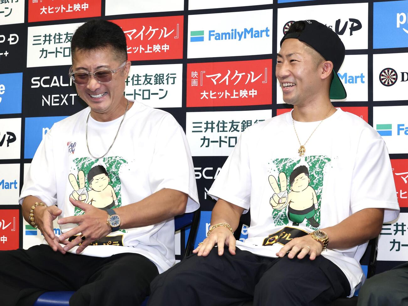那須川天心戦から一夜明け、父の真吾トレーナー（左）と笑顔を見せる井上拓真（撮影・宮地輝）