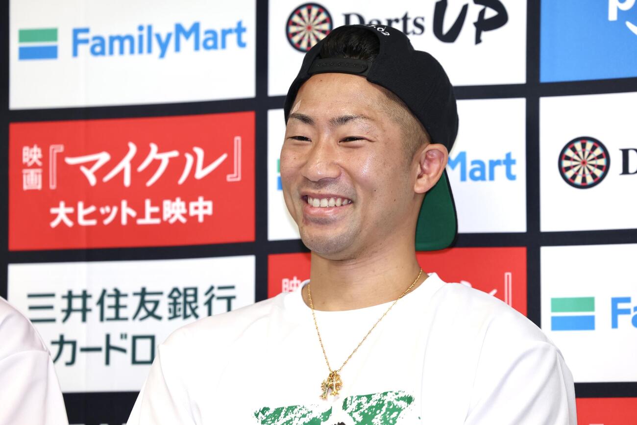 那須川天心戦から一夜明け、笑顔を見せる井上拓真（撮影・宮地輝）