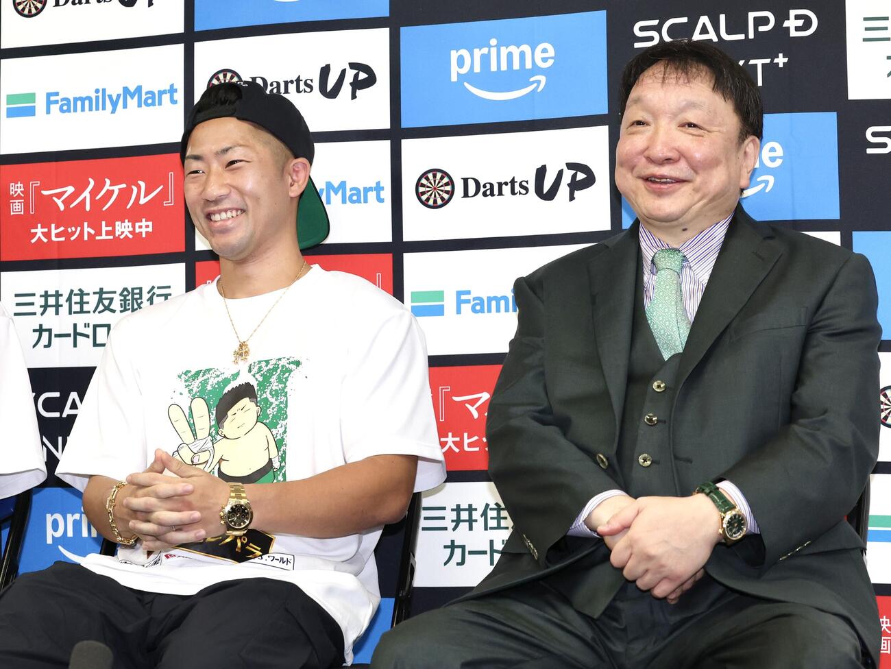 那須川天心戦から一夜明け、大橋秀行会長（右）と笑顔を見せる井上拓真（撮影・宮地輝）
