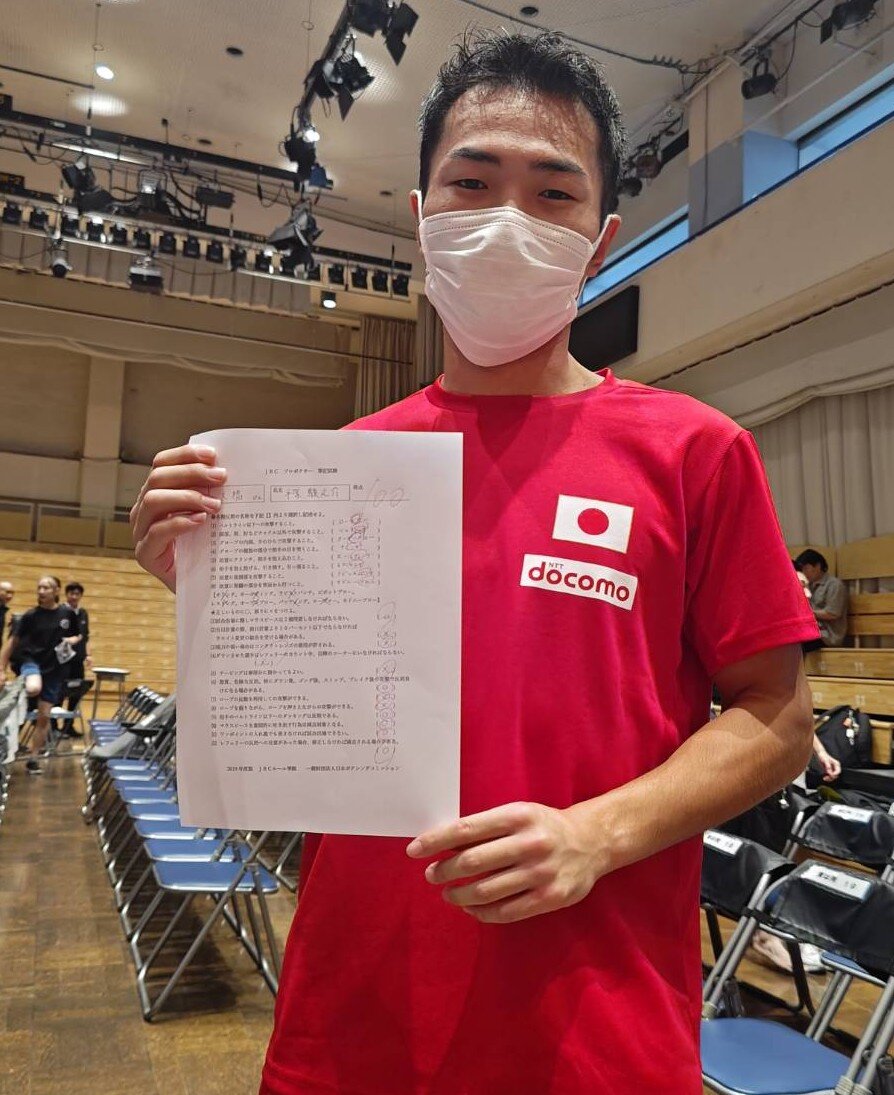 東京・後楽園ホールでプロテストを受験したアマ4冠の平塚駿之介。100点満点の筆記試験答案を公開（大橋ジム提供）