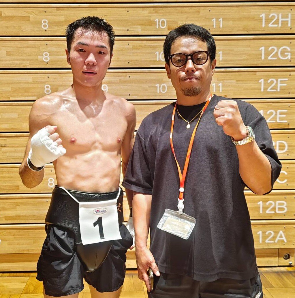 東京・後楽園ホールでプロテストを受験したアマ4冠の平塚駿之介（左）。右は北野良トレーナー（大橋ジム提供）