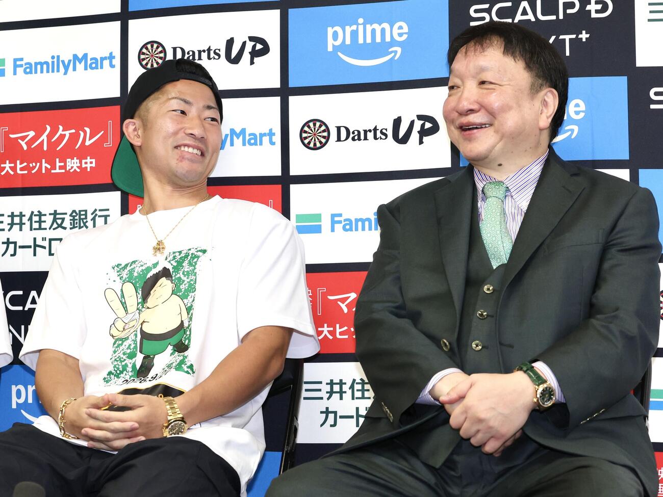 那須川天心戦から一夜明け、大橋秀行会長（右）と笑顔を見せる井上拓真（撮影・宮地輝）