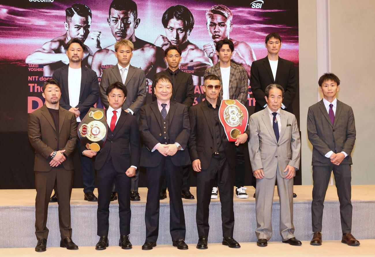 ダブル世界タイトル戦及び同日の試合に臨む前列左から八重樫東トレーナー、石井武志、大橋秀行会長、矢吹正道、松尾敏郎会長、滝沢卓トレーナー、後列左から岡田誠一トレーナー、藤木勇我、武居由樹、力石政法、鈴木康弘トレーナー（撮影・黒川智章）