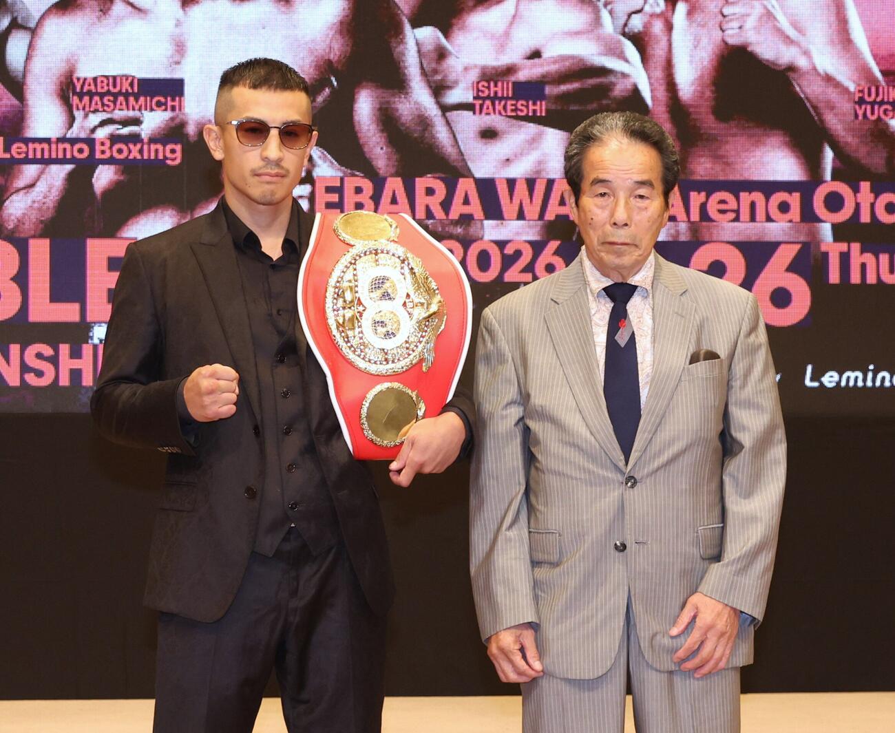 IBF世界フライ級タイトル戦に向け意気込む矢吹正道（左）と緑ボクシングジムの松尾敏郎会長（撮影・黒川智章）