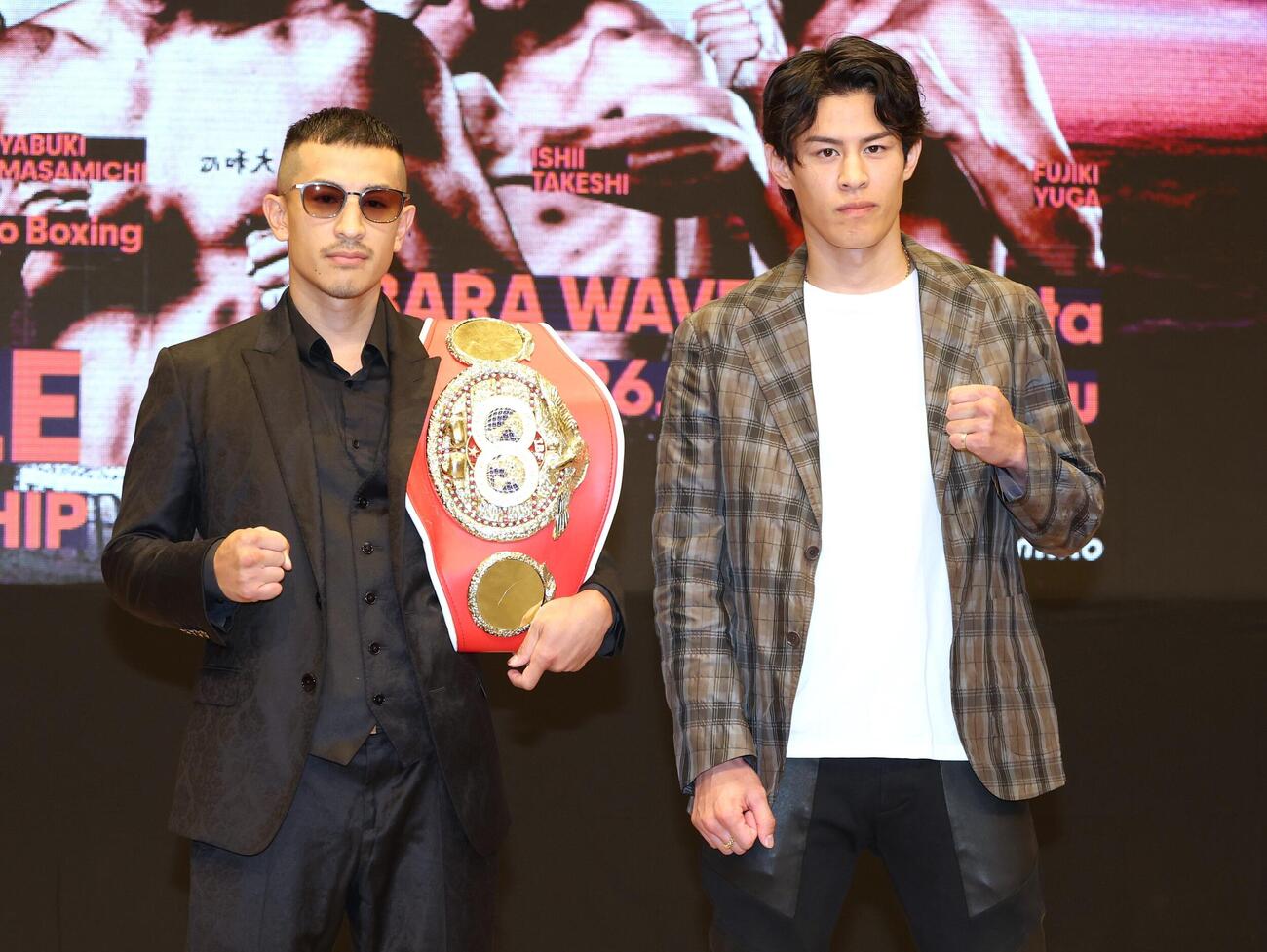 IBF世界フライ級タイトル戦に向け意気込む矢吹正道（左）と同日に8回戦を行う力石政法（撮影・黒川智章）