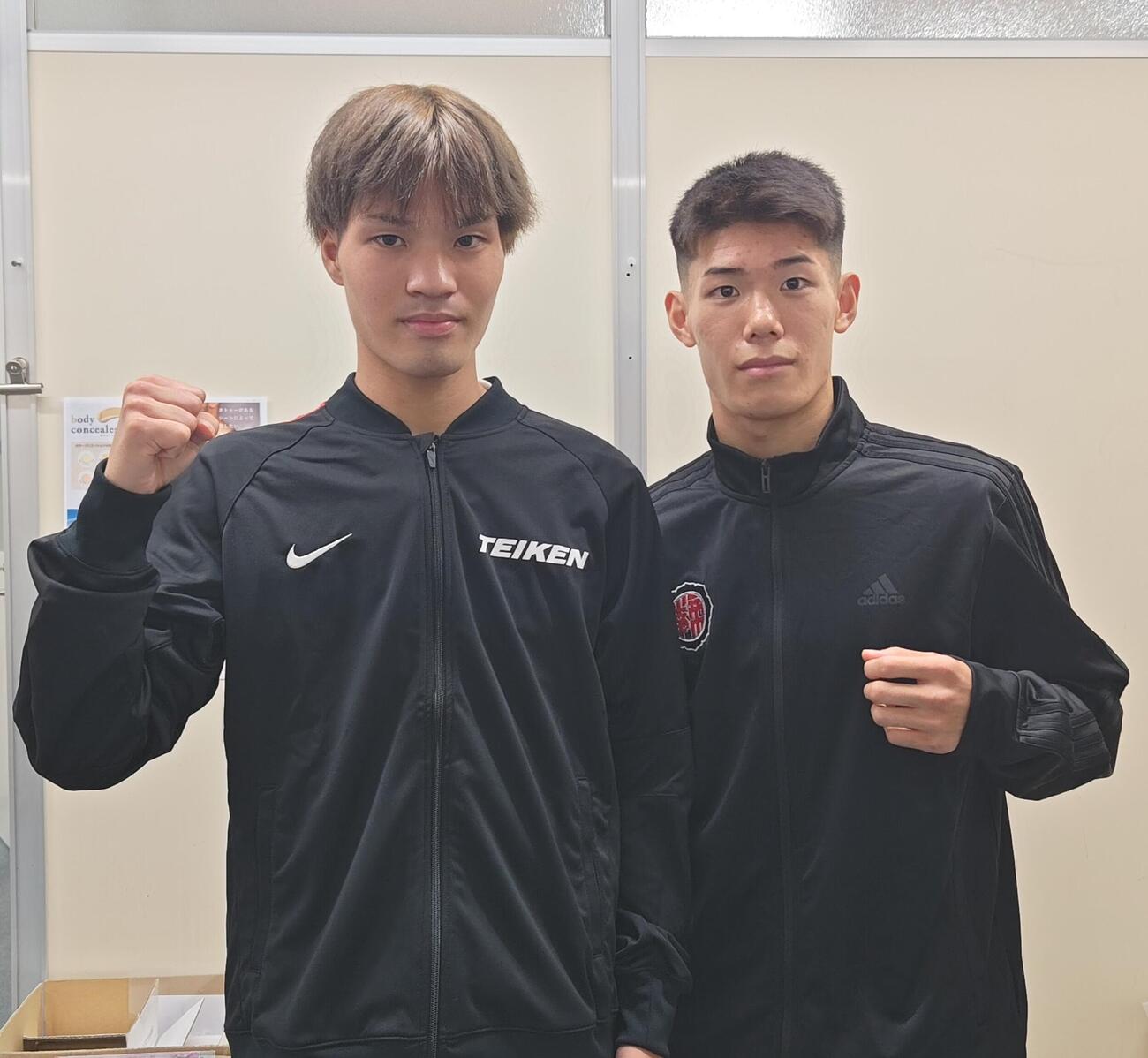 プロデビュー戦に向けて計量パスした23年全日本選手権優勝のルーキー中山颯太（右）と同日デビューの高校3冠・古城佑馬