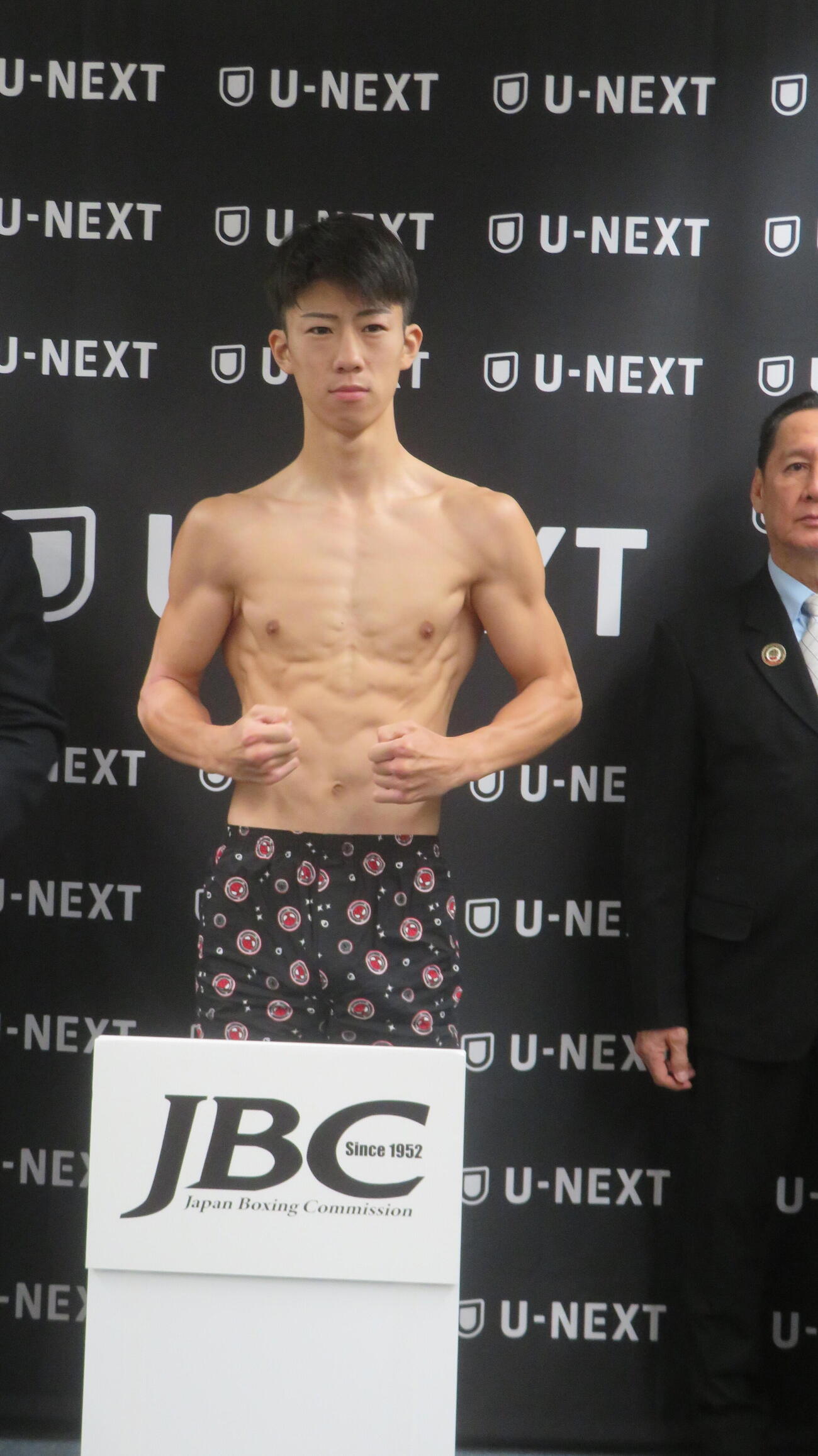 前日計量をパスしたWBOアジア・パシフィック・フェザー級王者武藤凉太