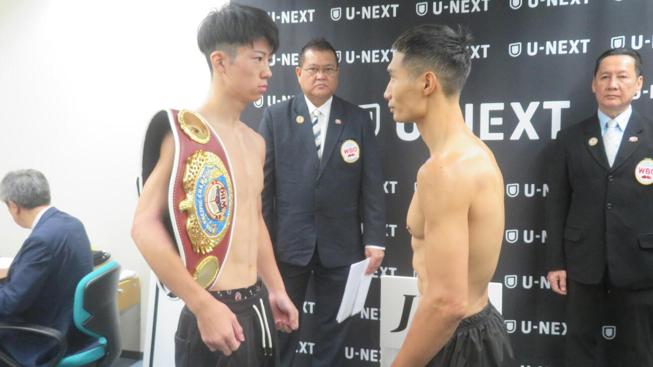 前日計量でフェースオフするWBOアジア・パシフィック・フェザー級王者武藤凉太（左）と挑戦者の同級14位ヴァン・ハイ・グエン