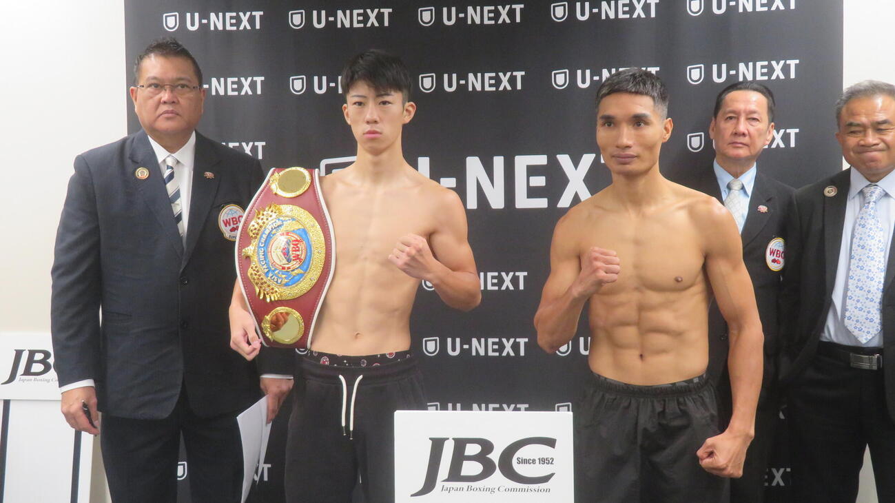 前日計量に臨んだWBOアジア・パシフィック・フェザー級王者武藤凉太（左から2番目）と挑戦者の同級14位ヴァン・ハイ・グエン（同3番目）