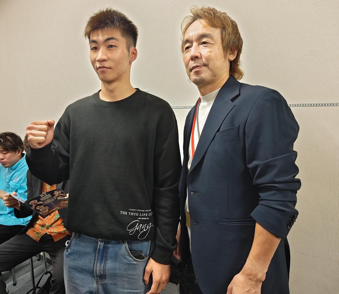 プロデビュー戦に臨む宇梶哩惟河（左）と所属ジムの葛西裕一会長