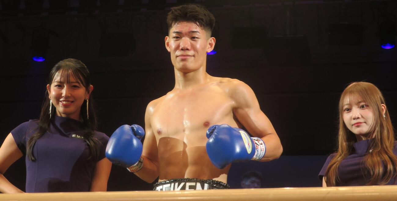 プロデビュー戦で2回TKO勝利で飾った中山颯太（中央）