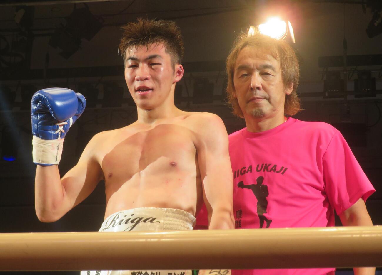プロデビュー戦で3回TKO勝ちを収めた元甲子園球児の宇梶哩惟河（左）と所属ジムの葛西裕一会長