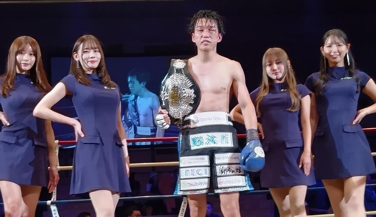判定勝利で日本バンタム級王座に返り咲いた富施郁哉（中央）