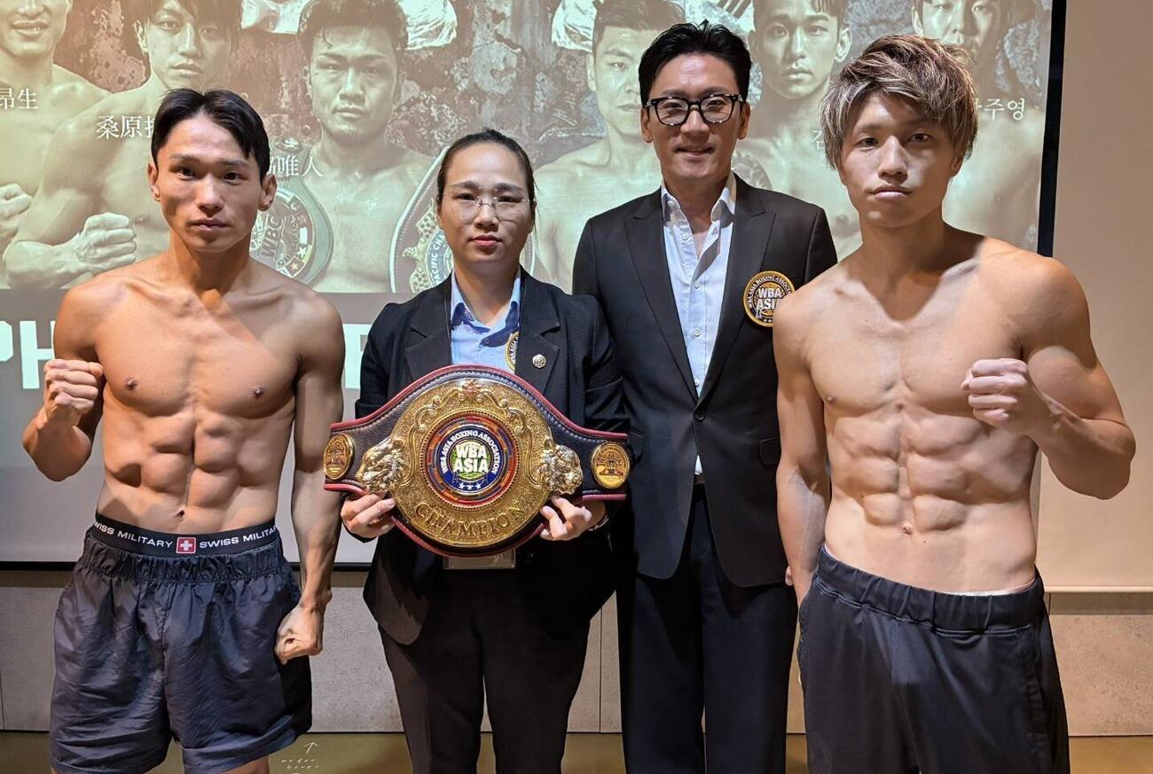 前日計量をクリアした桑原拓（右端）と対戦相手のキム・ウーヒュン（左端）（大橋ジム提供）