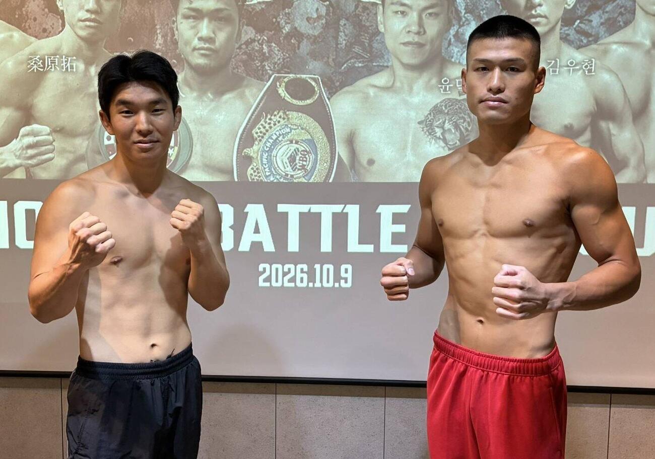 ウエルター級8回戦の前日計量をパスした日本ウエルター級10位野上昂生（右）と対戦相手のパク・ジュヨン（大橋ジム提供）
