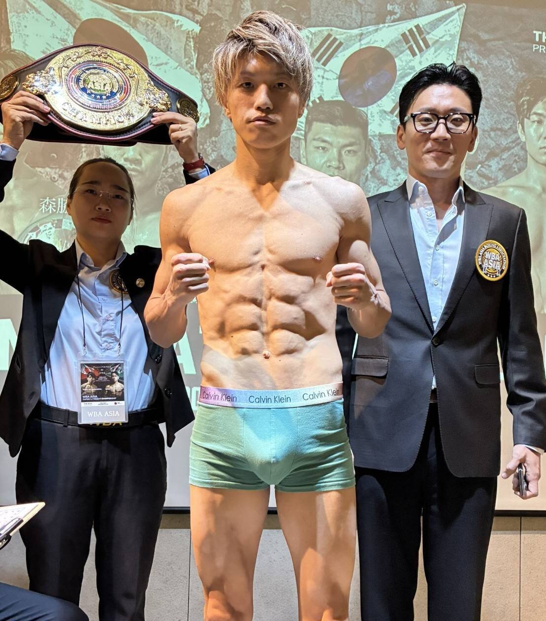 日本未公認のWBAアジア・スーパーフライ級王座決定戦の前日計量をクリアした桑原拓（大橋ジム提供）