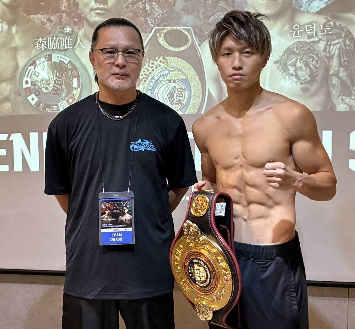 日本未公認のWBAアジア・スーパーフライ級王座決定戦の前日計量をクリアした桑原拓（右）と松本好二トレーナー（大橋ジム提供）