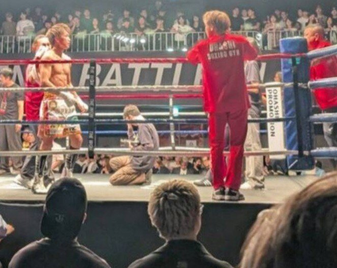 プロ初の海外マッチとなった再起戦で判定勝利した桑原拓（左端）（大橋ジム提供）